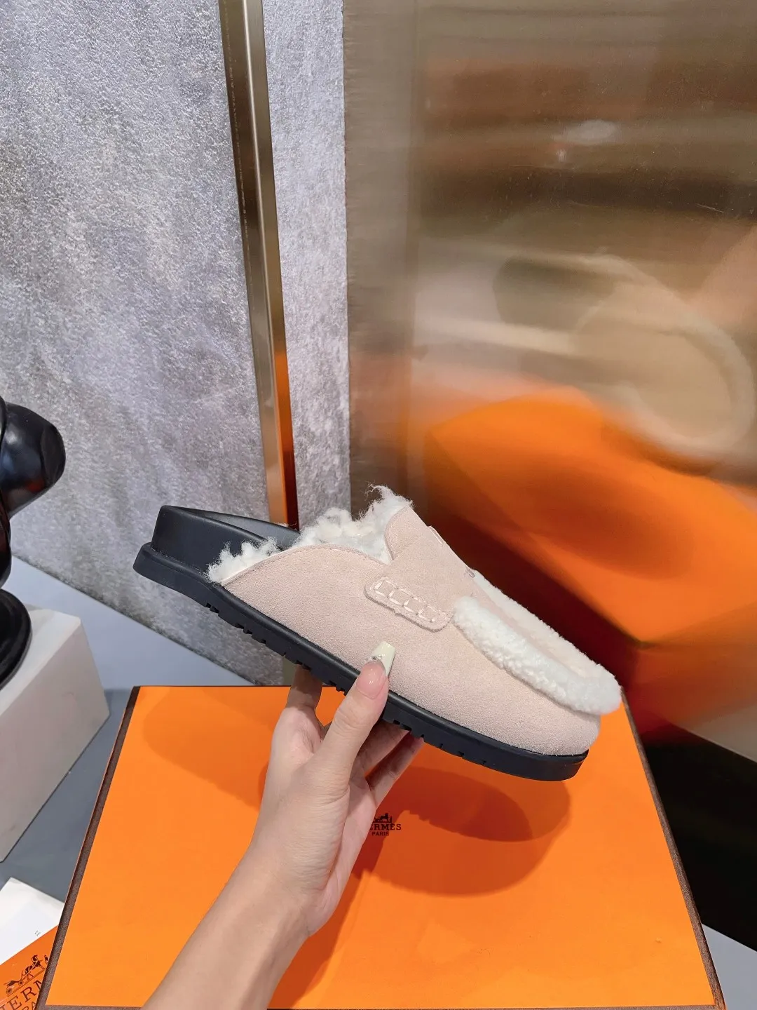 [H Family Hermès] P: 520💰 Size: Male 39-44 (45 customized) Female 35-40 (41 customized) HERMES Hermès top luxury version HERMES Hermès cute half-drag.  Jindian’s family language design! It looks good no matter how you match it! Casual and high-end feeling. The comfort is also great. Paired with various colorful socks, it gives a trendy and high-end feeling. The top version of real wool is high quality. ●Upper: imported cow suede. ●Inner: imported sheepskin. ●Foot pads: imported mixed sheepskin.